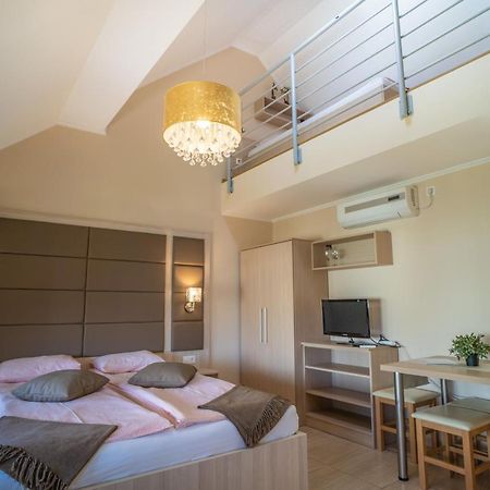 4 Asz Deluxe Apartman Gyula Exterior photo