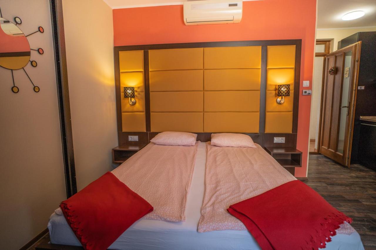 4 Asz Deluxe Apartman Gyula Exterior photo