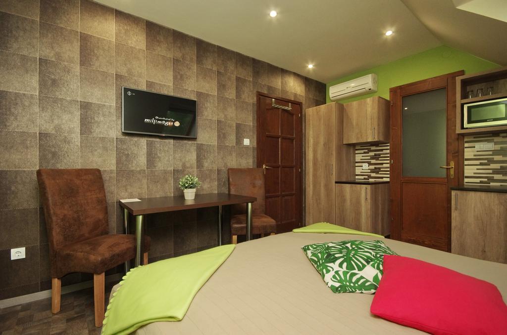 4 Asz Deluxe Apartman Gyula Exterior photo